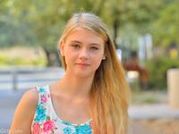 Худая 18-летняя девушка обнажается в публичных местах