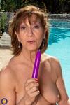 Старушка с обвисшими сиськами мастурбирует у бассейна письку