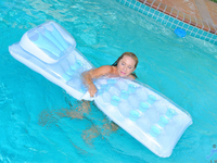 Сочная старуха плавает в бассейне и засовывает пальчики в киску