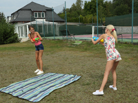 Девка дрочит киску подруги водяным пистолетом и лижет ей на улице