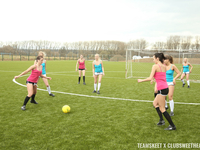 Красивые голые футболистки принимают душ всей командой!